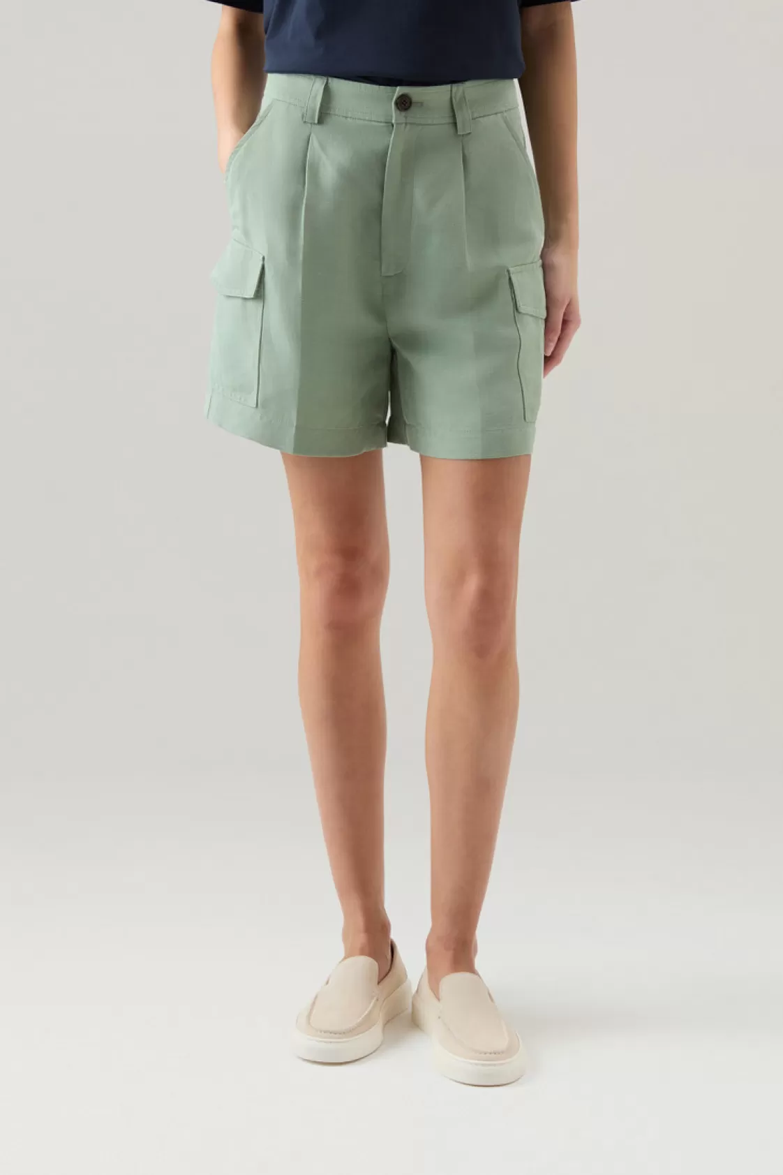 Trousers & Shorts>woolrich Cargo Shorts In A Linen Blend With Pockets Sage