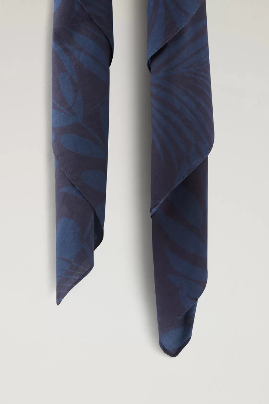 Scarves and Gloves | Scarves>woolrich Garment-Dyed Printed Bandana In Pure Cotton Maritime Blue Flower