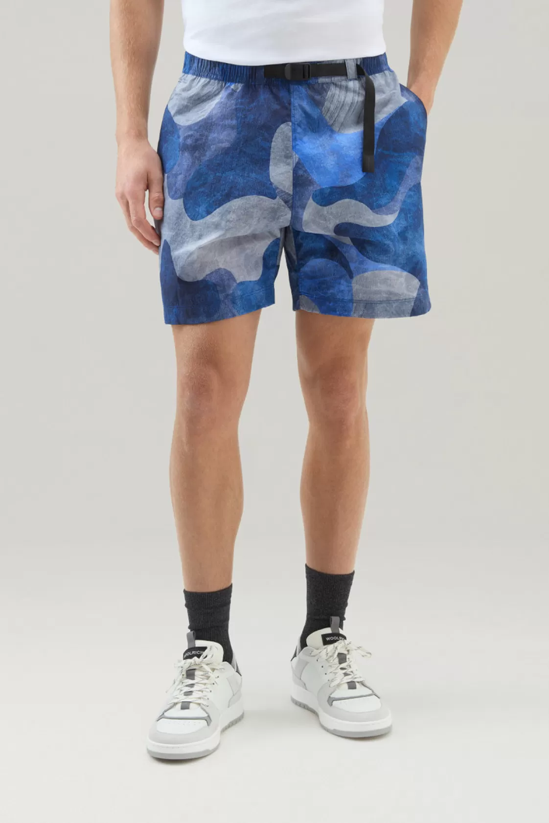 Trousers & Shorts>woolrich Shorts In Crinkle Nylon With Print Royal Camo